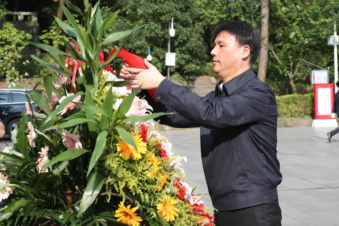 谢坚钢率杨浦代表团抵达遵义瞻仰红军烈士陵园参观遵义会议会址并看望