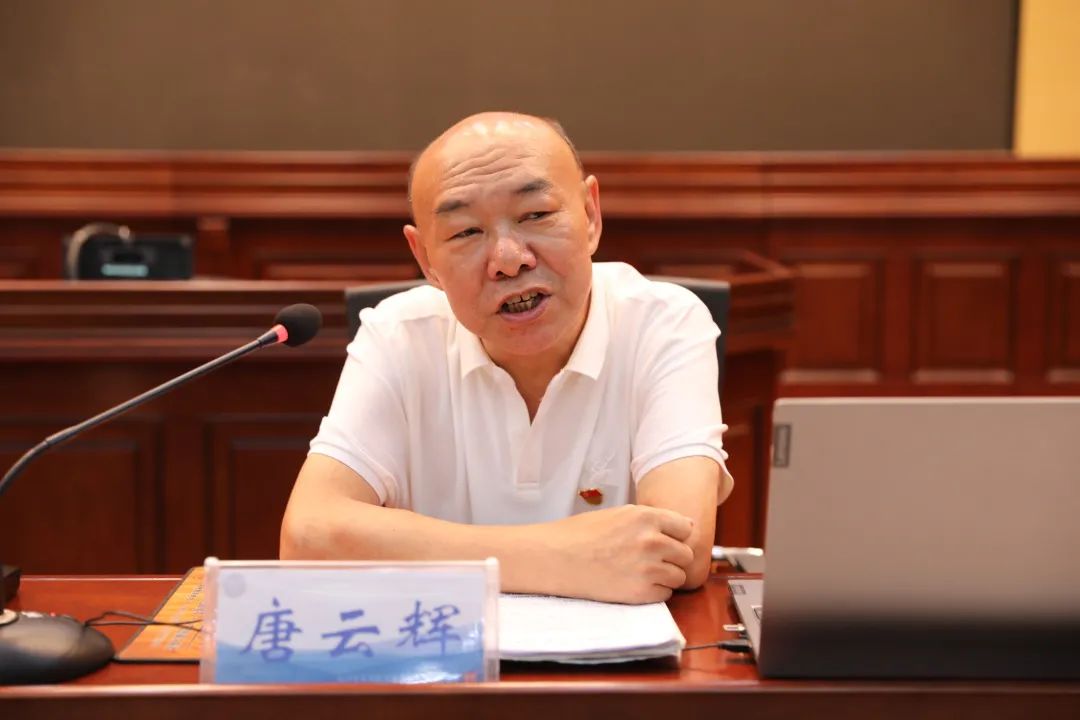 会上,县史志办唐云辉老师为全院干警讲授《学习中国共产党历史 传承