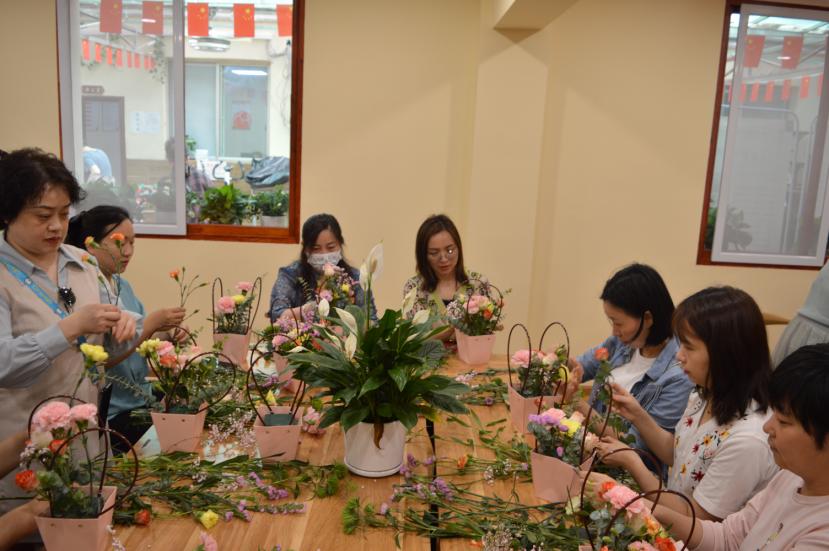 妇女之家锦江区妇女之家开展母亲节插花活动