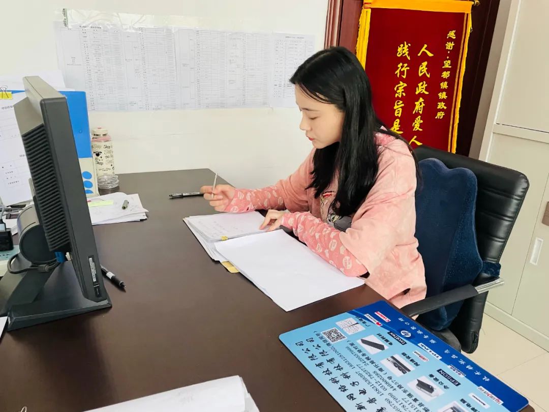 【望都好网民】孙新宇:90后扶贫女干部变身信息宣传达人