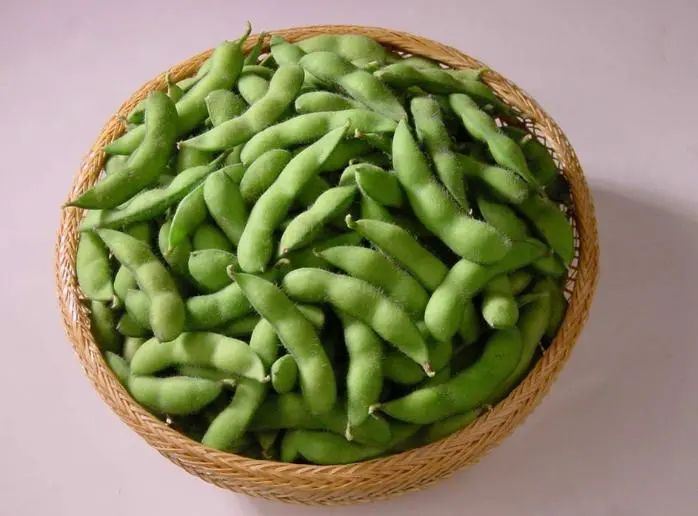 一晴方觉夏深煮盘毛豆解闷