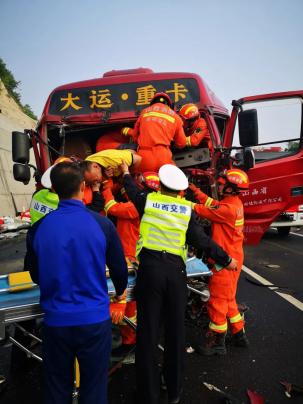 三支队十大队民警接到报警称s80陵侯高速侯马至陵川方向156km 300m处