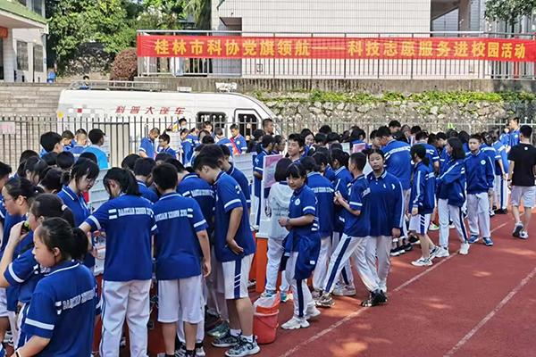 同学们体验科普展具此次活动受到桂林市宝贤中学师生的热烈欢迎,全校