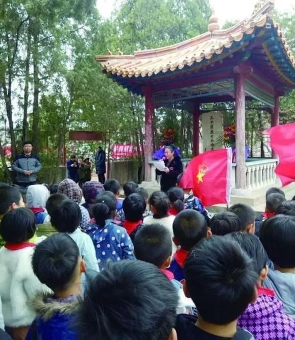 上梨树峪小学每年组织学生来王平陆烈士纪念亭祭奠先烈(资料片.