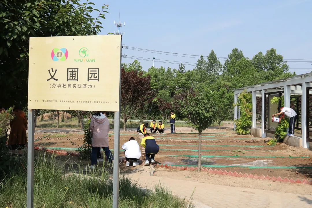 开发区思源实验学校举行义圃园劳动教育实践基地揭牌仪式