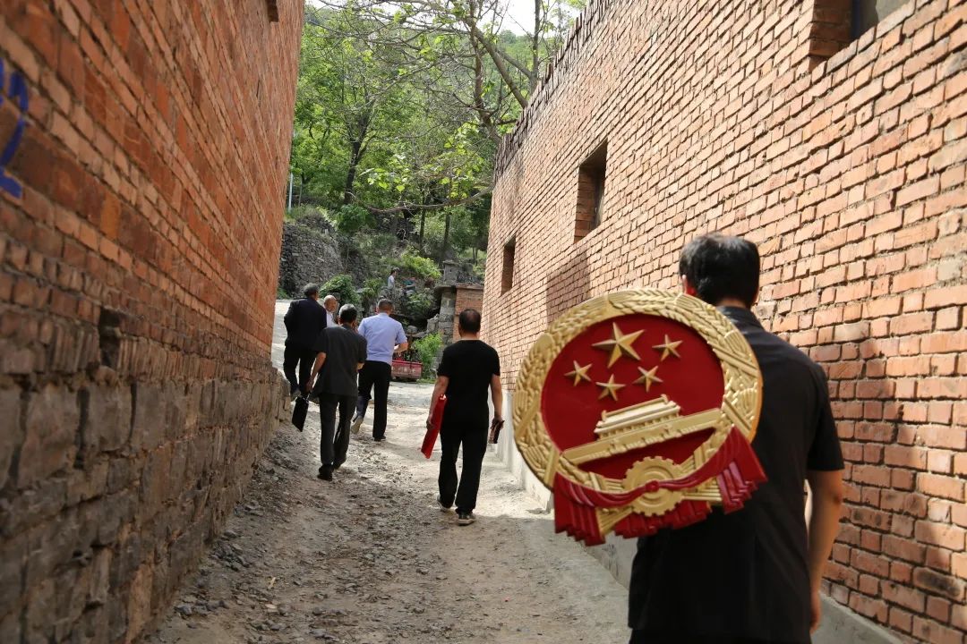 发短信说开庭是真的吗?但是公盖不清楚看不到国徽