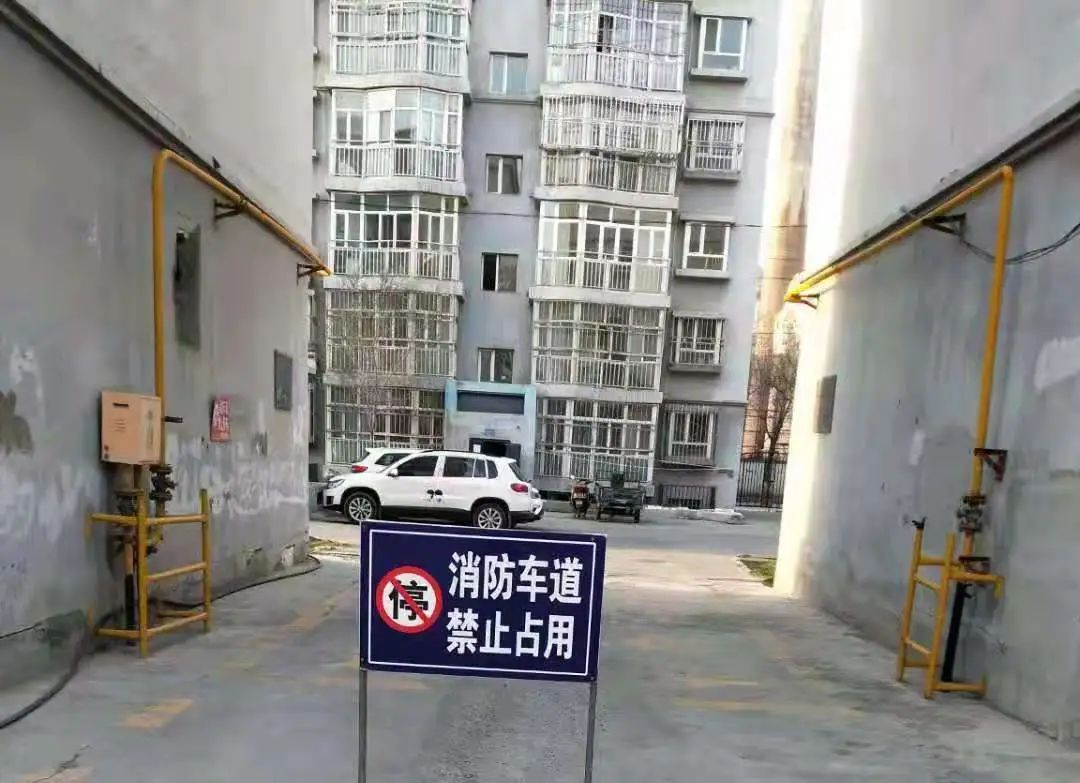 在消防通道上设置禁止占用消防通道的警示牌.