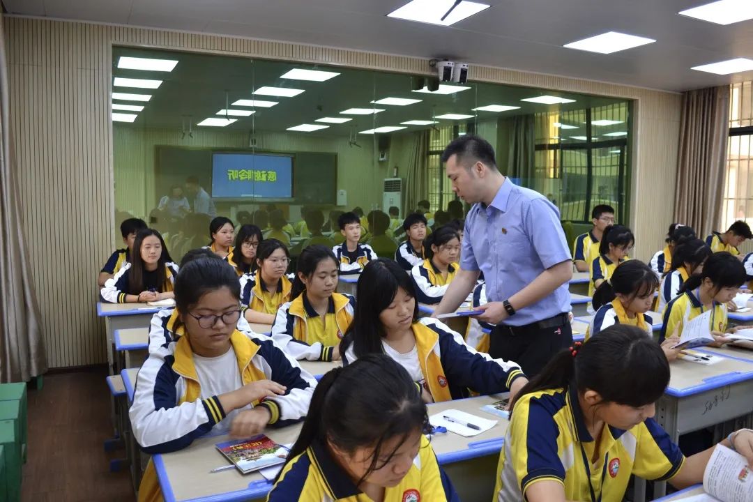 5月10日,榕城区司法局"送法进校园"主题月活动在仙桥紫贤中学启动