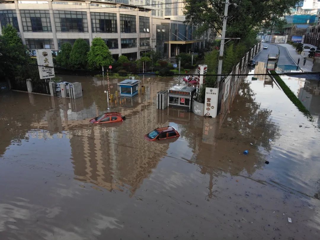 一夜暴雨贵阳多地被淹一酒店200多人滞留消防正在转移