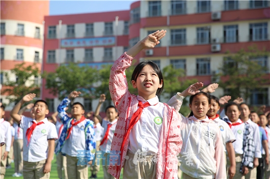 济南市白马山小学党旗辉映队旗红至善润泽白马情