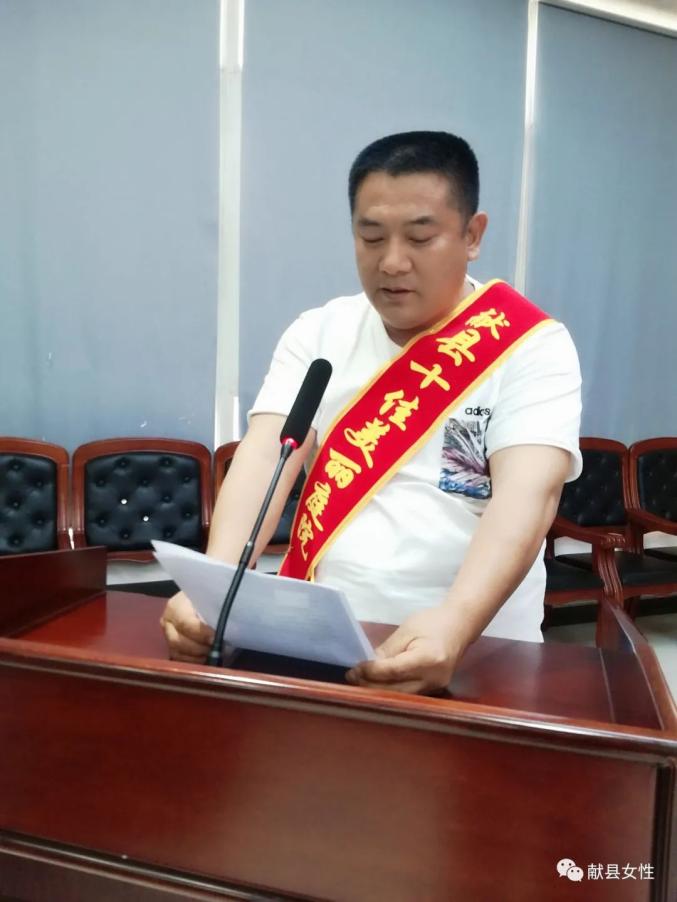 (十佳美丽庭院获得者周洪杰发言)