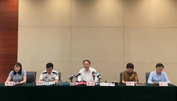 杭州市政府副市长王宏通报杭州野生动物世界金钱豹逃逸处置情况对杭州