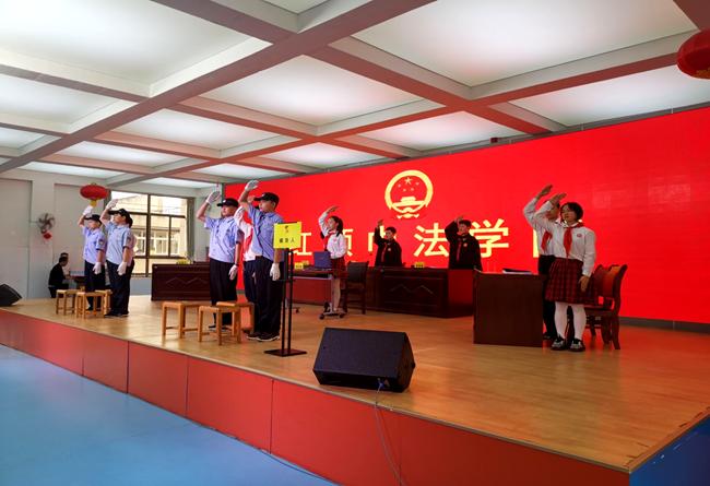 汉滨法院:"红领巾法学院"模拟法庭"开庭"