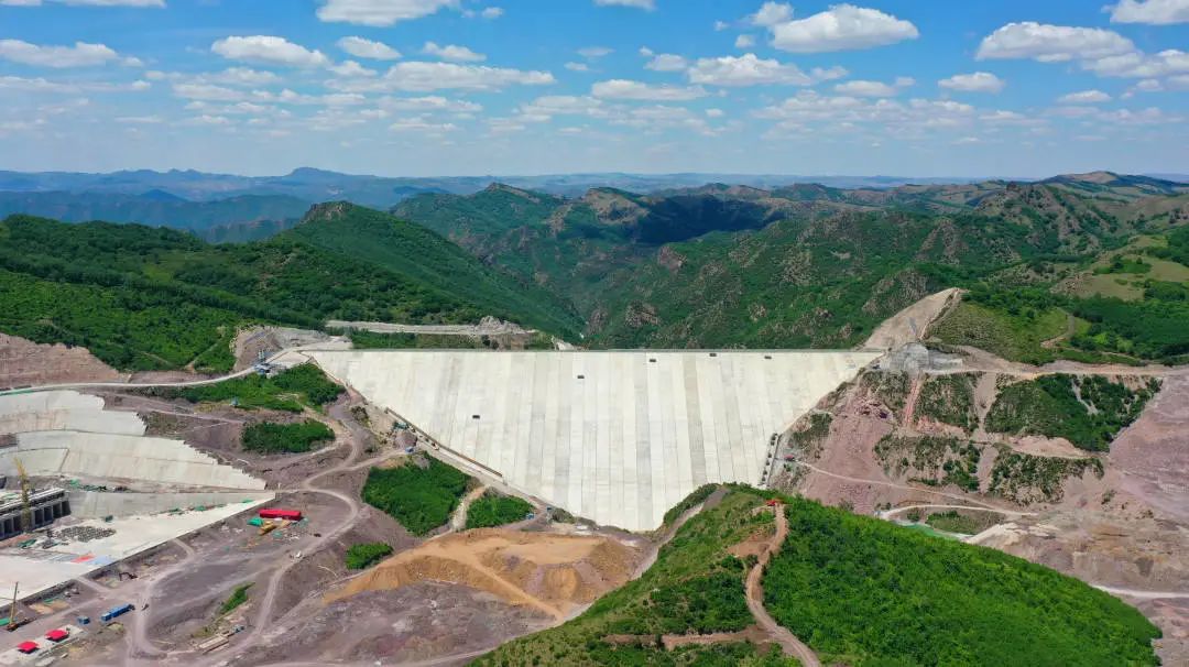 世界最大"充电宝"丰宁抽水蓄能电站上水库工程顺利通过蓄水验收