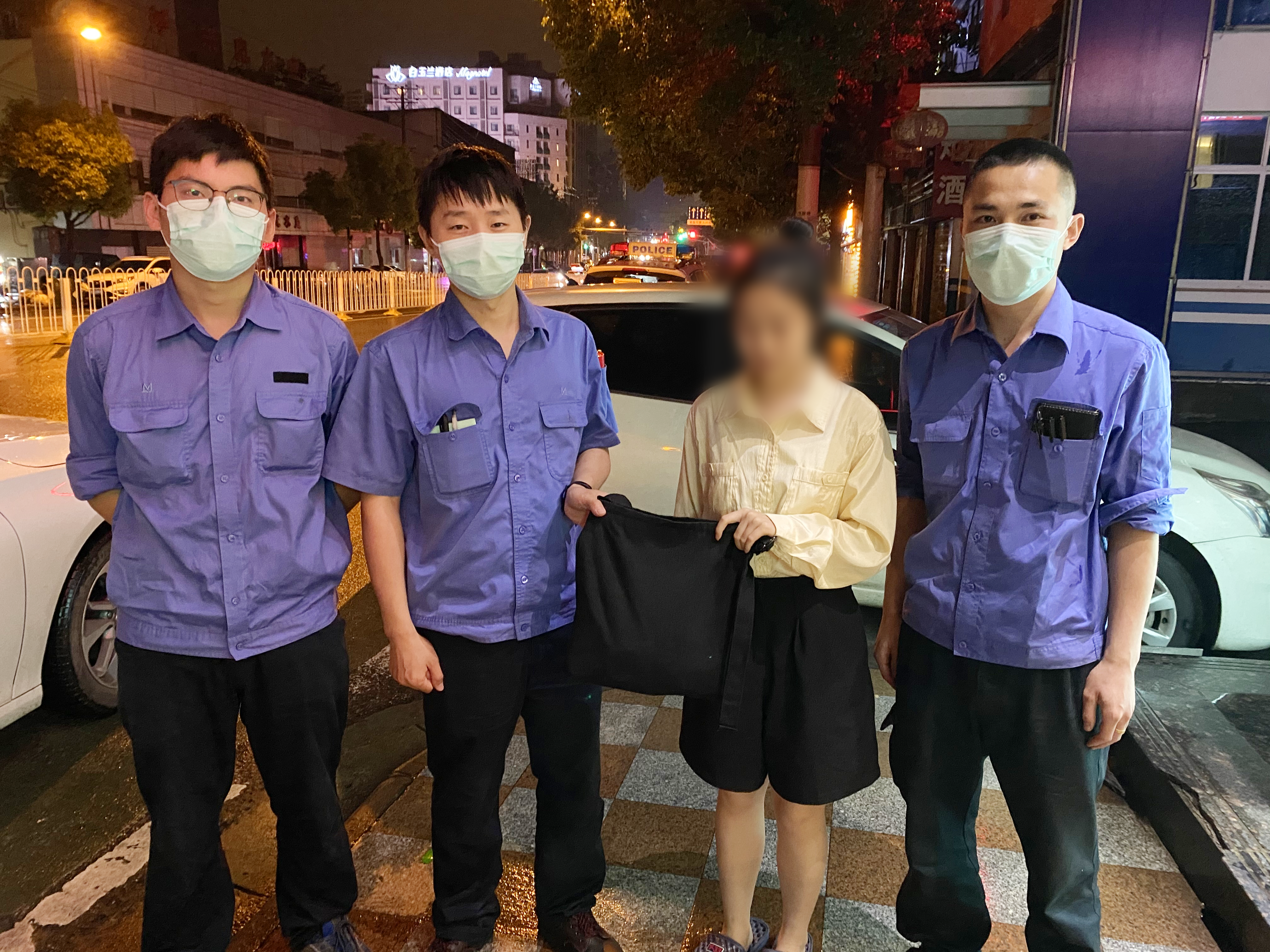 考试前夜丢了准考证 地铁小哥冒雨驱车20公里送还考生(最新发布)