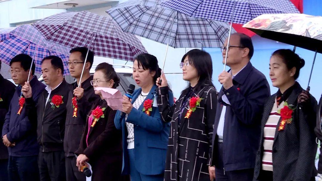 仪式上,王玉,田爱君,杜玲,边城酒厂负责人为甘肃省营养学会"营养示范