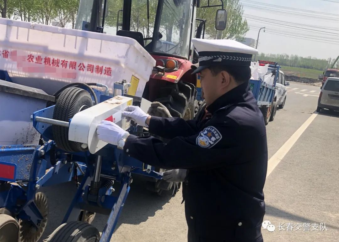 万警进万家我为群众办实事交警服务到家门口真是好