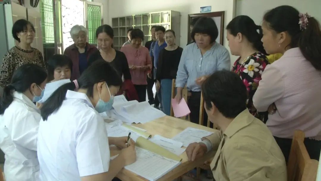 当天,来自县妇幼保健院的医务人员为东村村35至64周岁的已婚育龄妇女