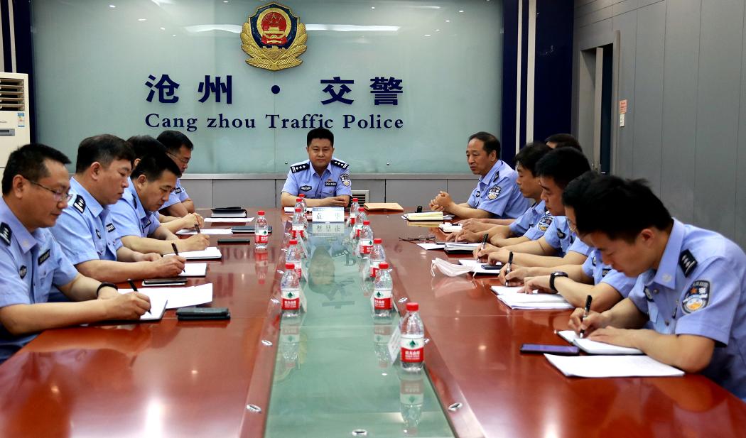 市局副局长兼新华公安分局局长袁青华同志到交警支队督导调研