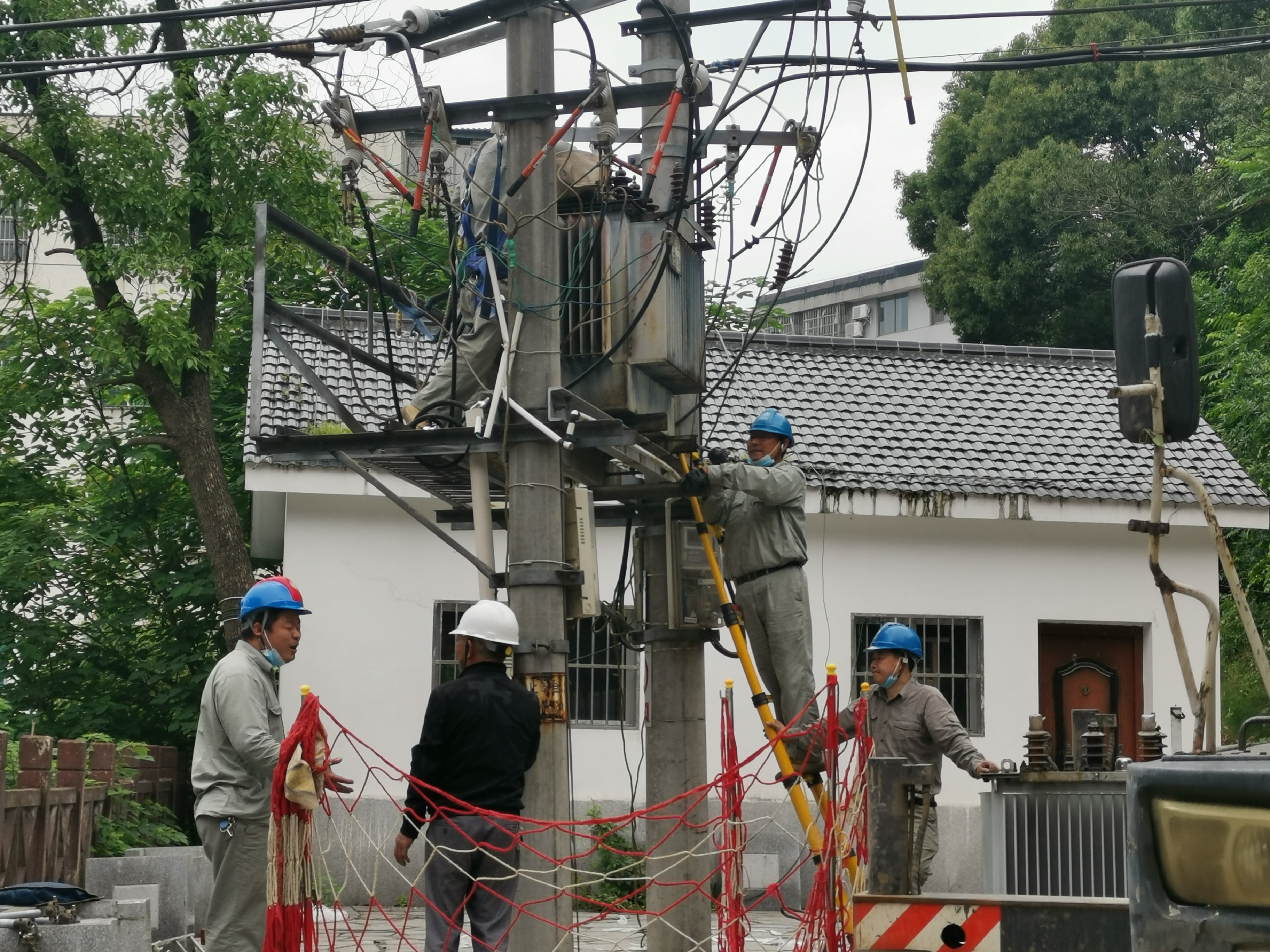 拆除老旧电杆变压器增容换新让居民安全清凉度夏