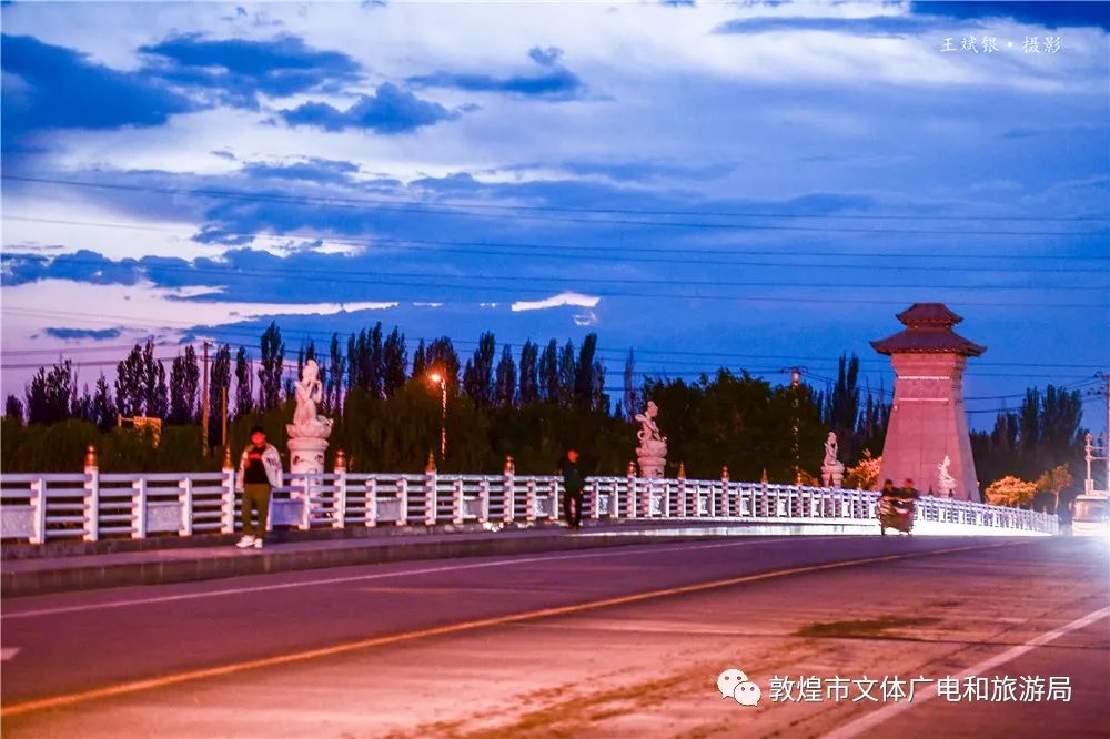 雨后美丽的白马塔大桥景观.梦幻般的党河风情线夜景.