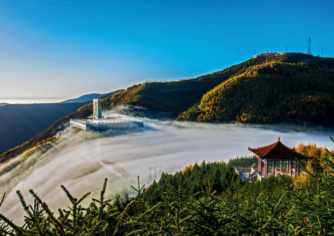 图为六盘山长征景区