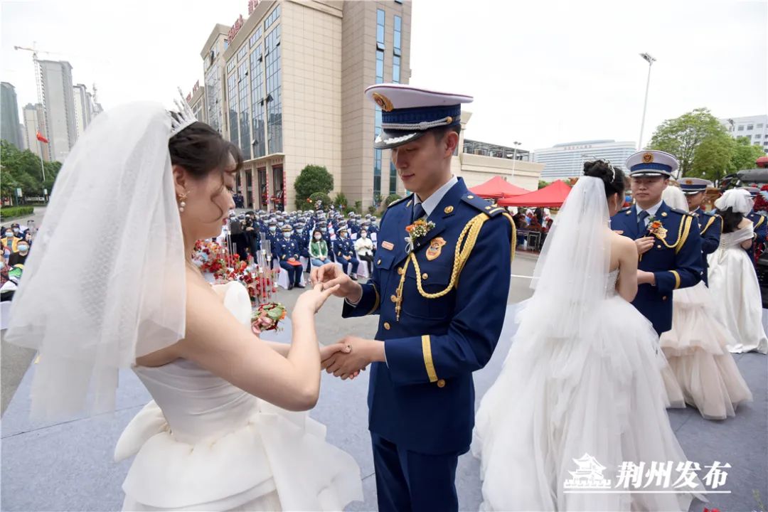 5208对火焰蓝新人集体结婚浪漫整个荆州