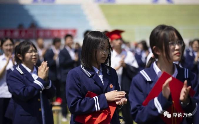 看这是万全中学高二学子的成人礼