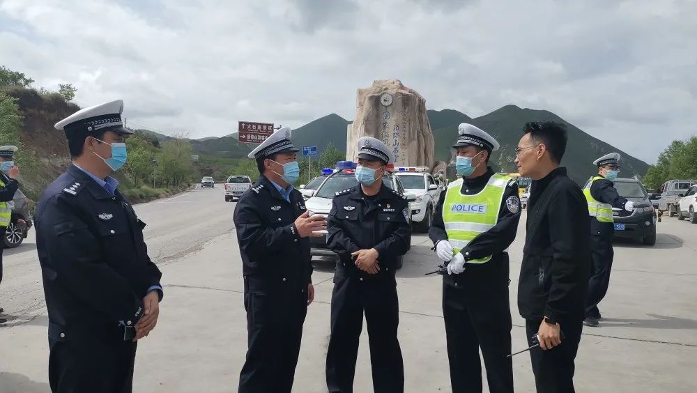5月19日,固原市公安局交通警察分局局长李全德,副局长韩兴东在秩序
