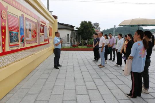 5月21日下午,合山市委组织部组织党员干部到大乐镇石朋村红色革命教育