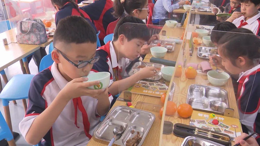 这两所学校食堂提供自助餐,种类多,不浪费,更健康!