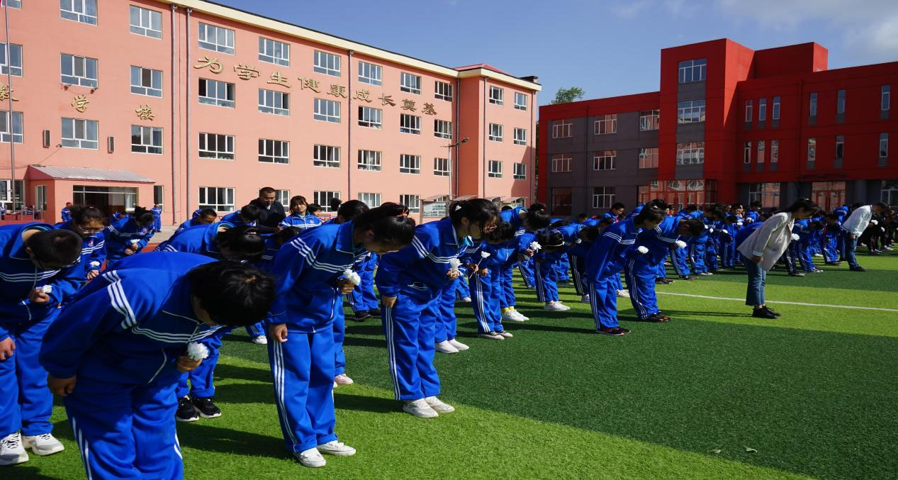 鹤岗市第二十二中学师生悼念袁隆平院士 吴孟超院士