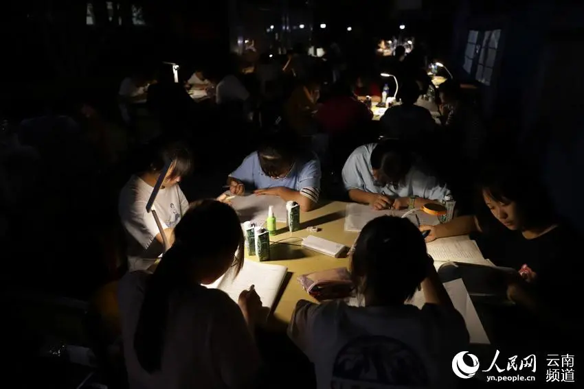 地震后高三学生在安置点挑灯夜战