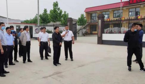 观摩活动结束后,在沙河店镇北南冯村党员活动室召开推进会.