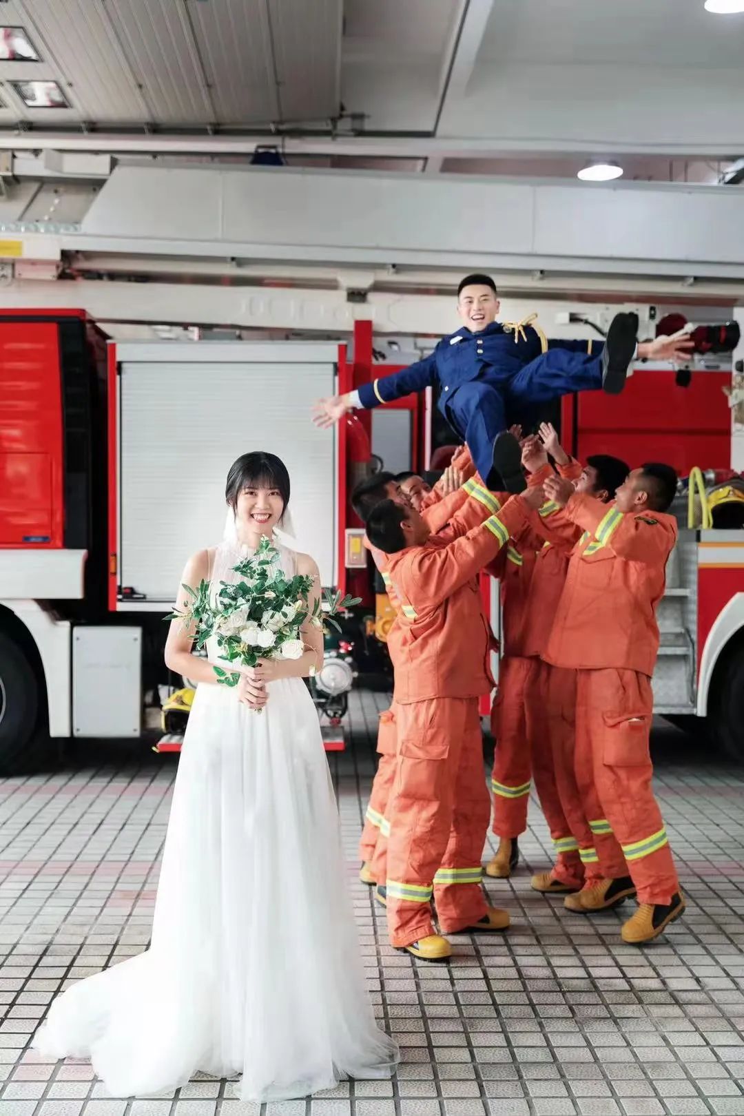 新婚消防员为探亲妻子颠勺开小灶感动网友这就是爱情的模样