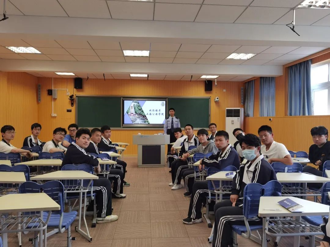 高考学子期待与你共同徜徉藏蓝警色