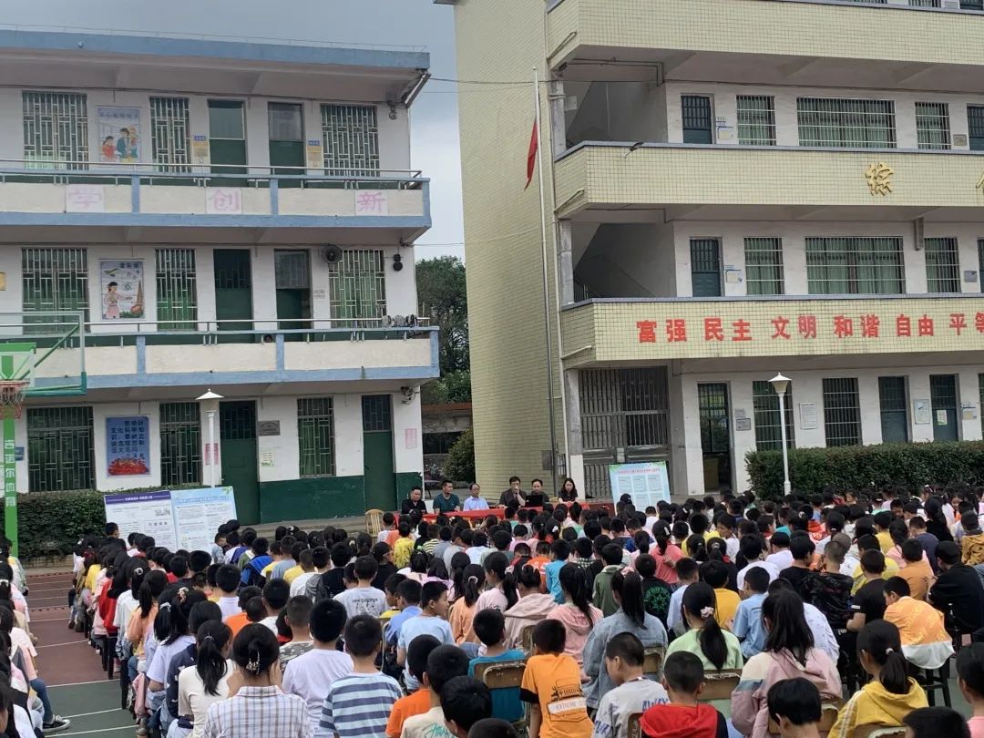 宜章县人民法院邀请县人大代表温利军,政协委员杨志林前往五岭镇沙坪