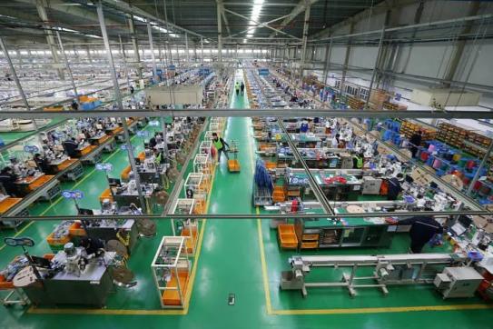 3月9日,在安徽淮北高新技术产业开发区,工人在汽车线束生产车间忙碌.