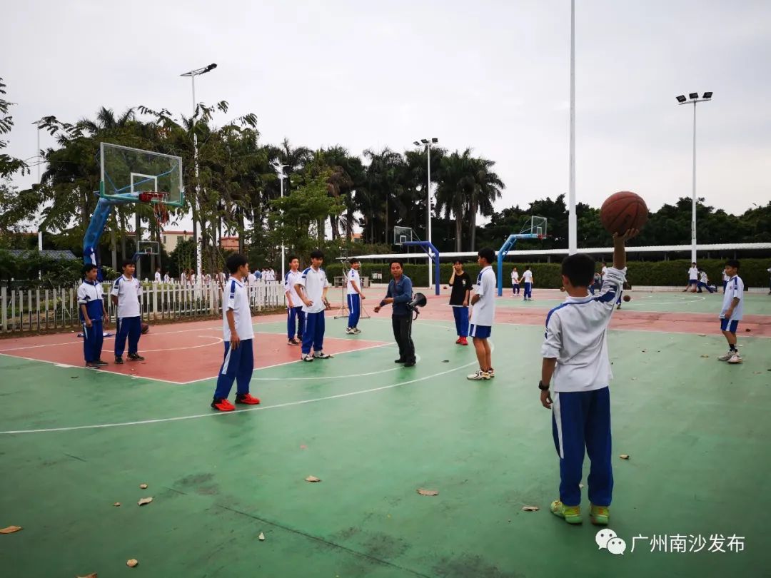 澎湃号>广州南沙发布> ↑男子篮球社团↓参加南沙区中小学生篮球比赛