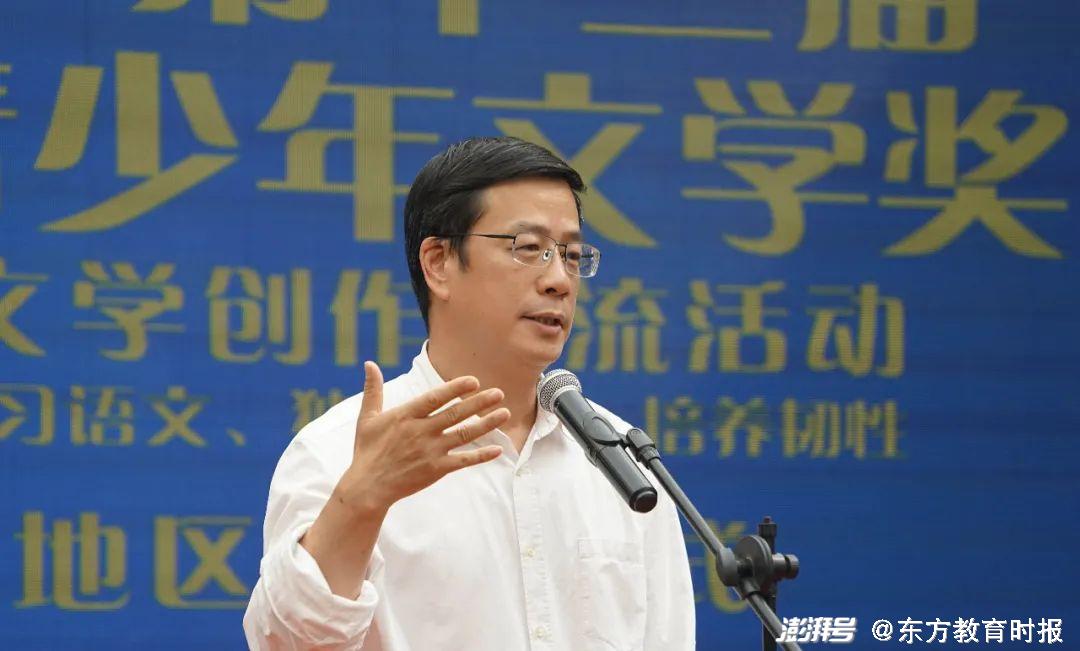 上海教育报刊总社党委副书记唐洪平,东方教育时报总编辑徐建华共同