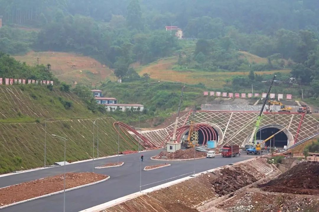 龙兴隧道工程主体建设全部完工