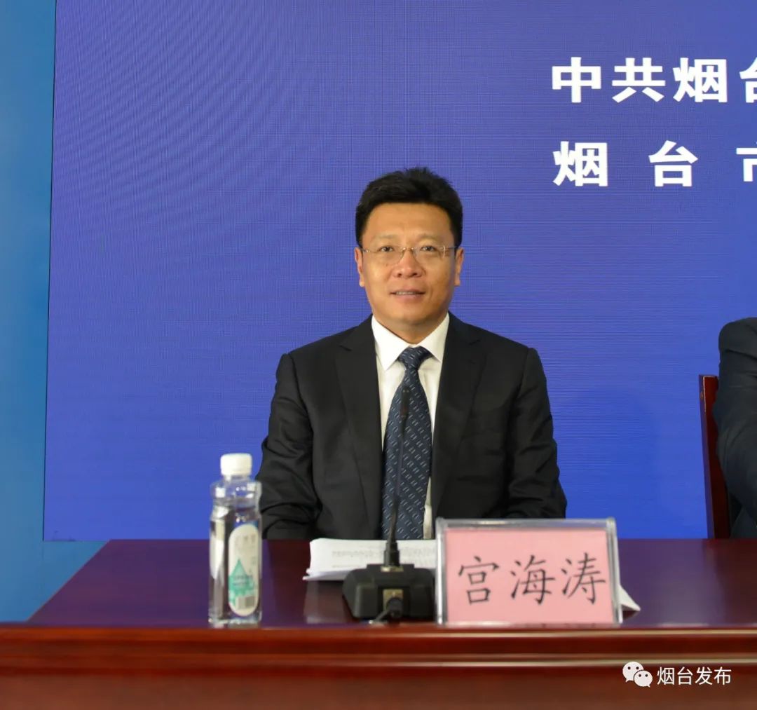 党组成员,副局长高腾波介绍回答记者提问烟台市委教育工委专职副书记