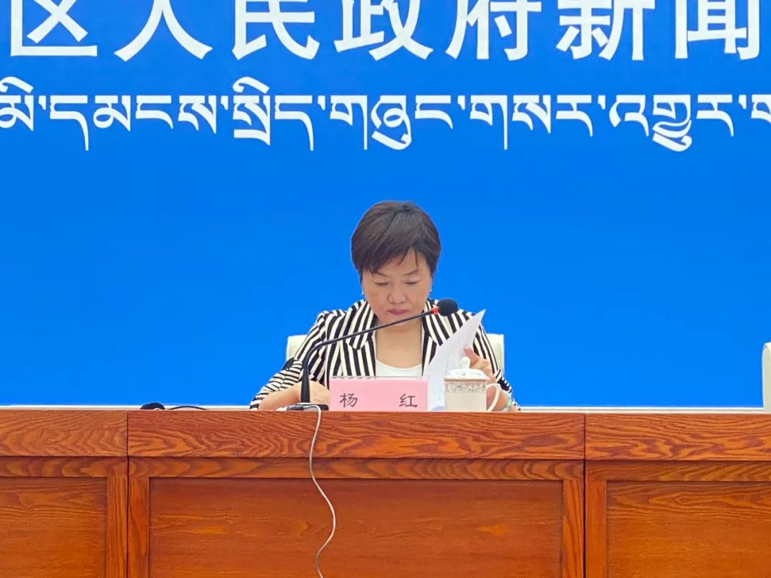 记者 丹增朗赛 摄自治区经济和信息化厅党组成员,副厅长杨红介绍