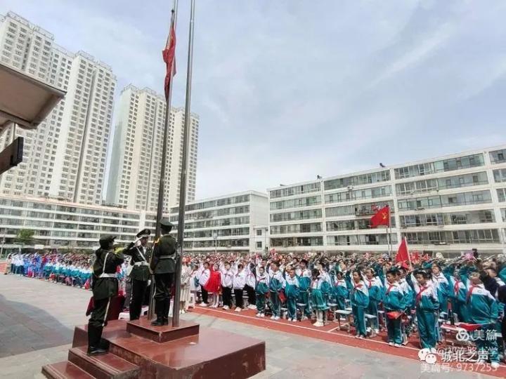 5月31日下午,祁连路小学的师生欢聚一堂,进行了"红船引领红领巾 红色