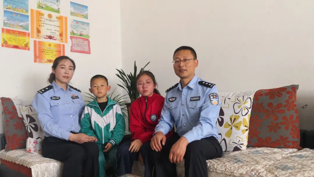 澎湃号>天水公安> 警爸:刘军军张家川县公安局刑科室科员警妈:崔金梅