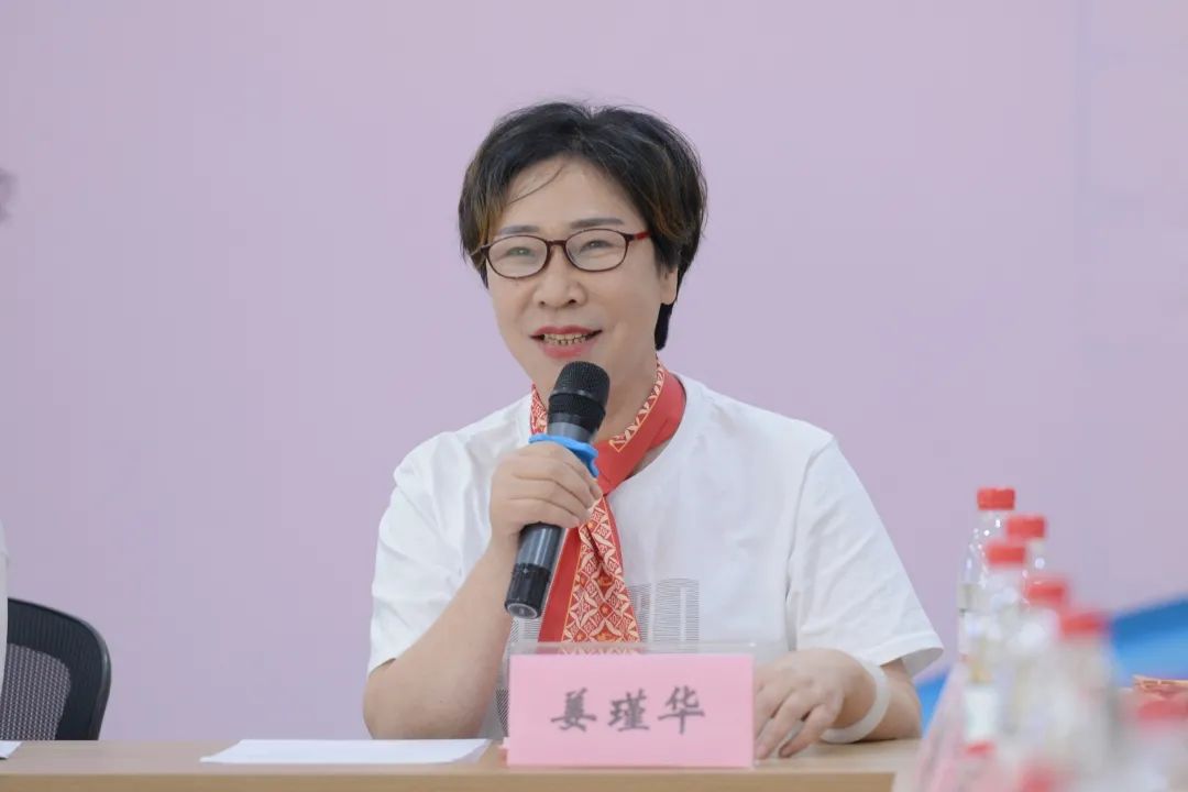 澎湃号>嘉兴妇联>福莱特玻璃副董事长姜瑾华为"青蓝万家"家庭教育社区