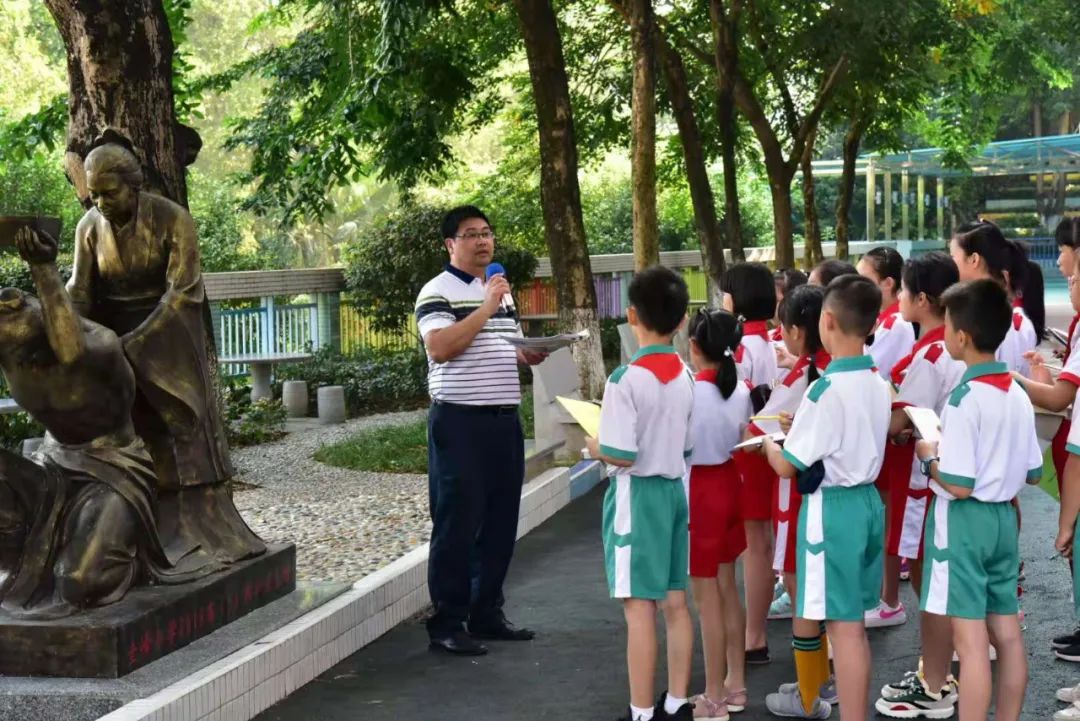 他是新会圭峰小学校长更是不少新会人的恩师