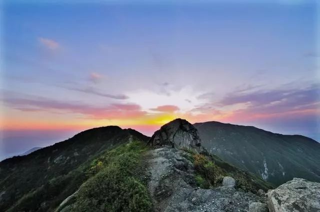 过完61儿童节过周末住进天岳幕阜山半山上的民宿推开窗就能看见云彩