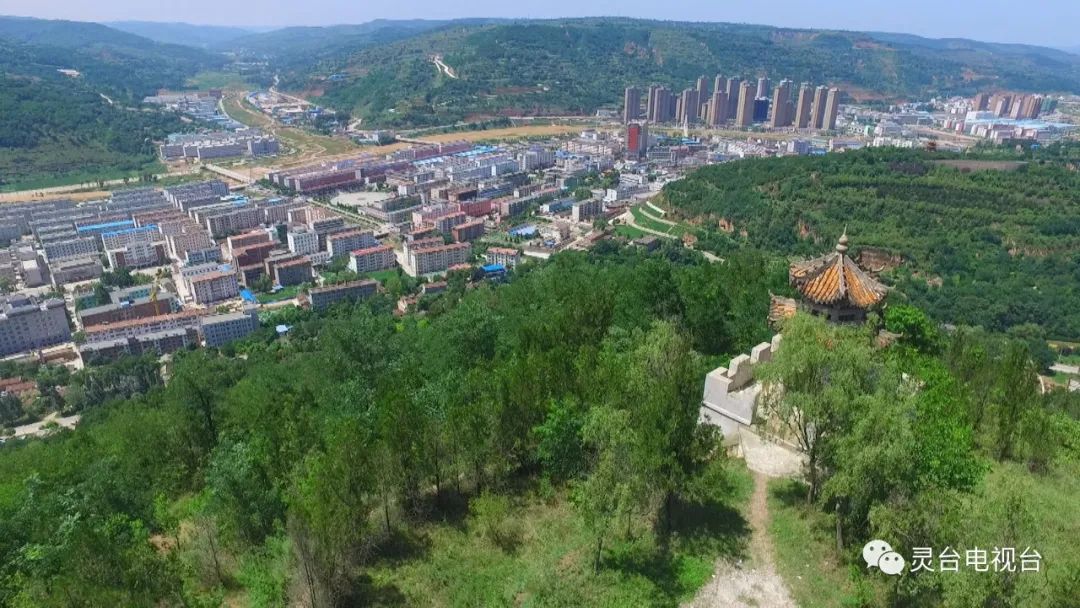 高志山 站在这里 灵台县城尽收眼底