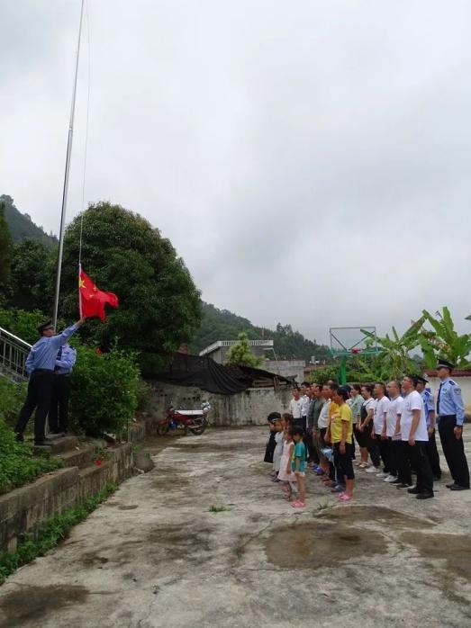 【法院为民办实事】那坡县法院法警前往百省乡坡荣村开展"六一"送祝福